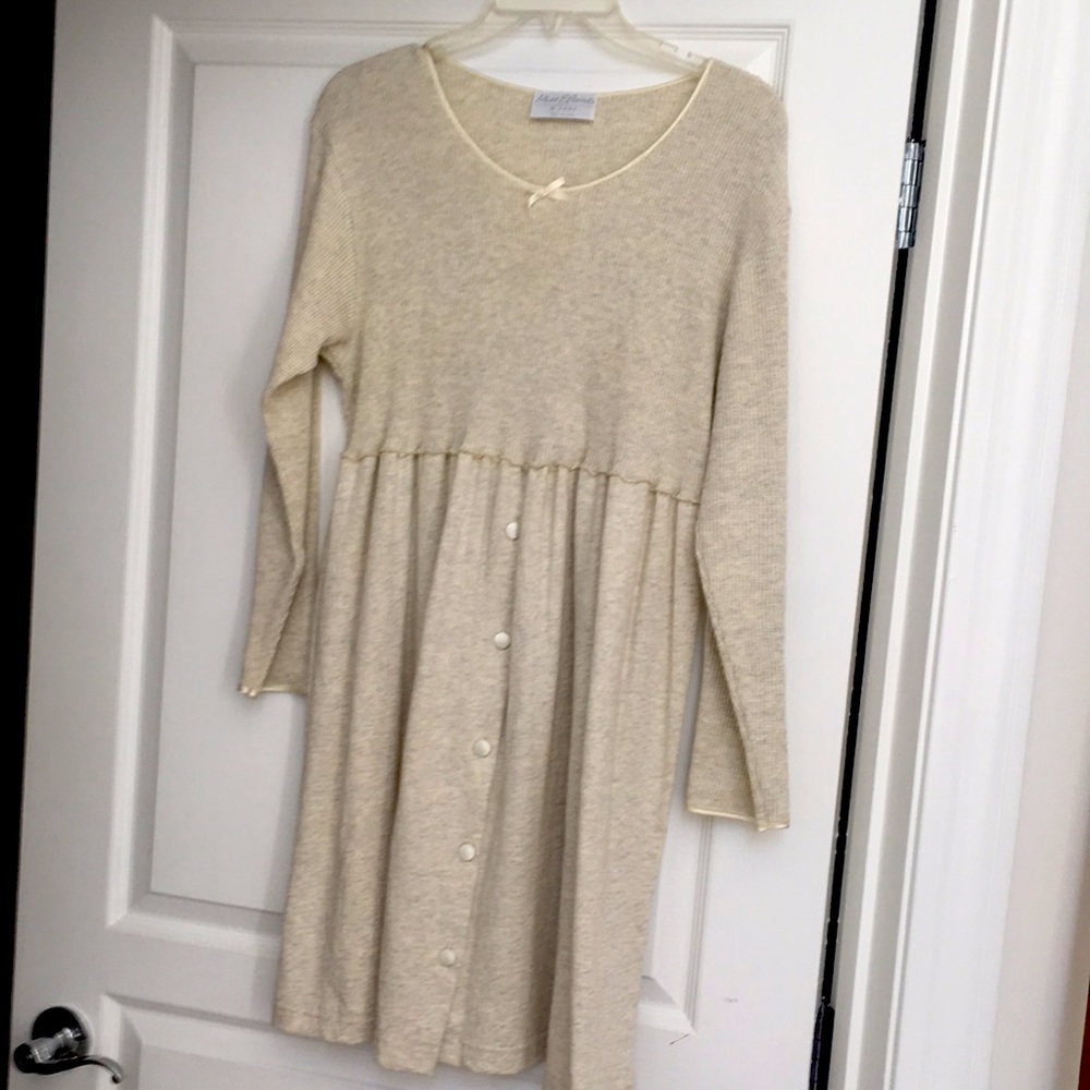 Miss Elaine Babydoll Style Nightgown. Scoop Neck with 5 buttons on bottom. L